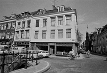 128887 Gezicht op de voorgevels van de huizen Oudegracht 216 (links, Huize De Bel) en Oudegracht 218 te Utrecht, vanaf ...